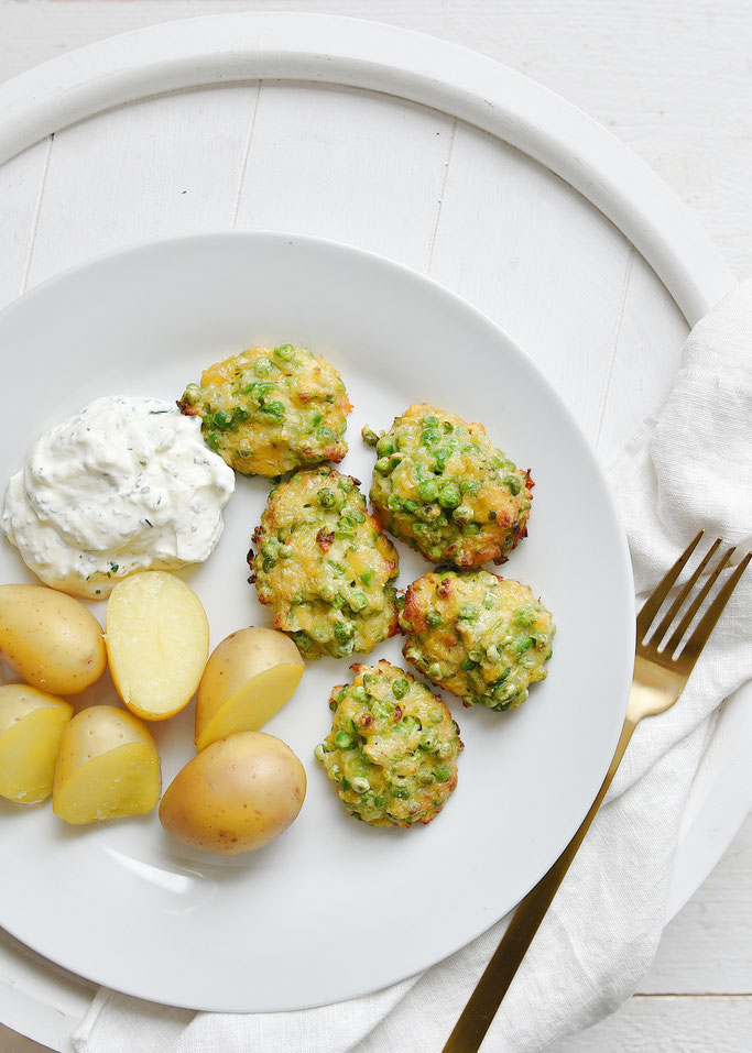 Erbsen-Käse-Nuggets mit Kartoffeln und Dip, vegetarisches Mittagessen, Thermomix