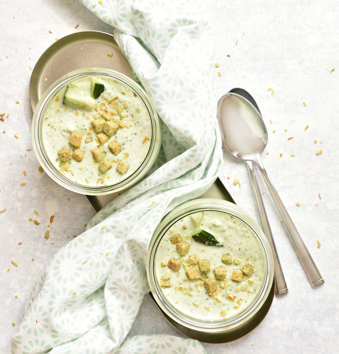 Kalte Gurkensuppe mit Joghurt, genau das richtige Mittagessen bei dieser Hitze im Sommer mit Eiswürfeln gemacht aus dem Thermomix