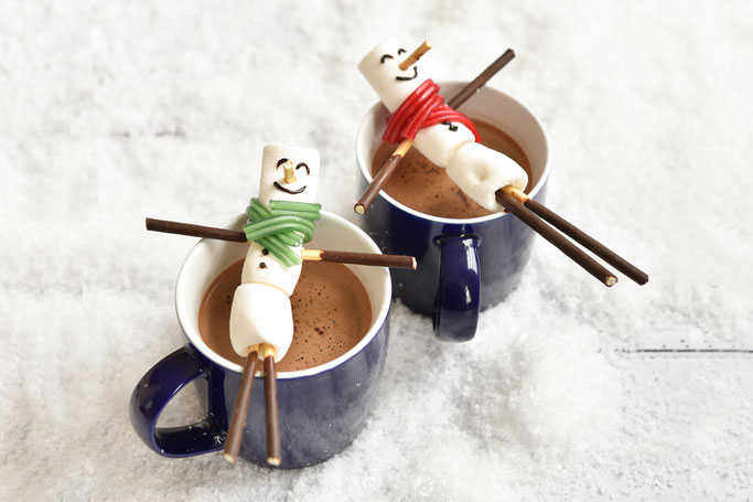 Heiße Schokolade mit Marshmallow Schneemann