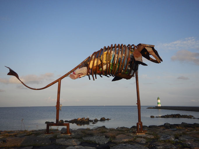 Skulptur als Mahnung gegen die Verschmutzung der Meere in Schleimünde