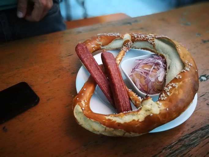 Nach dem Mantrasingen gab es zur Belohnung Brotzeit