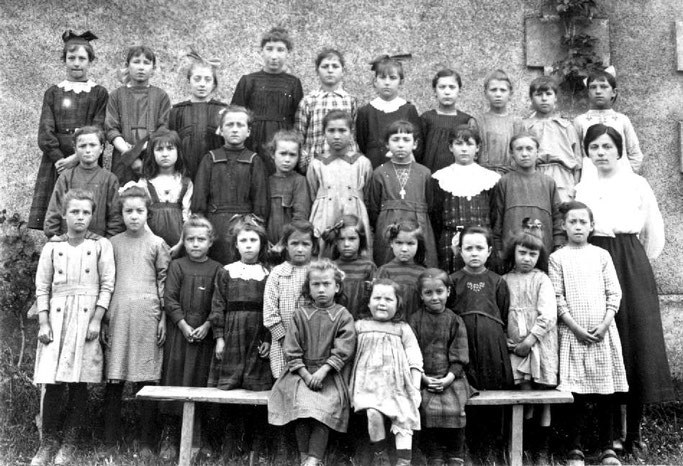 École de CHARRAS 16 - année 1920 - classe de Melle LANNES