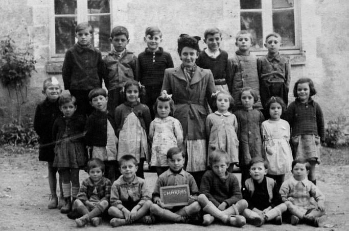 Charras 16 - photo de classe année 1945/46 - petite section