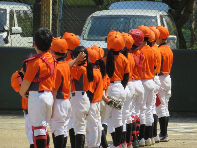 野球の試合開始前。礼儀正しく、元気に挨拶をします。
