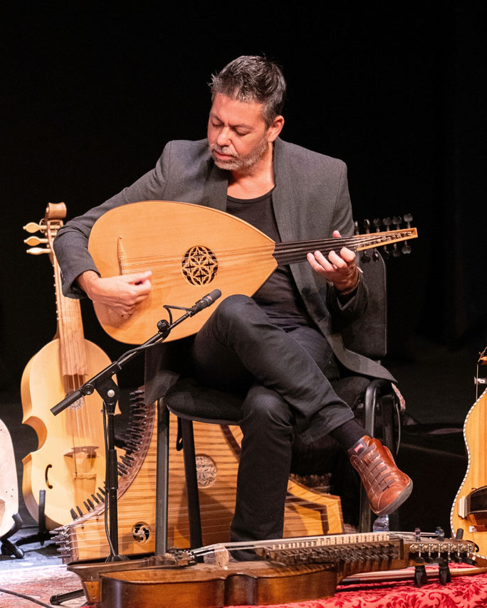 Emilio Villalba tocando el laúd en un  concierto de música andalusí y sefardí