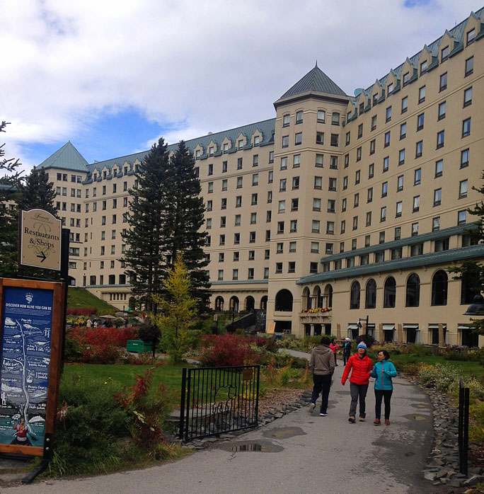 Het bekende Fairmont hotel met uitzicht over het mooie Lake Louise meer in Canada.