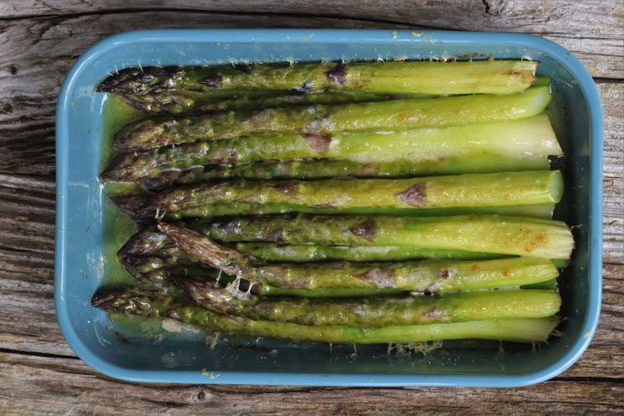 gratinierter Spargel in der Auflaufform
