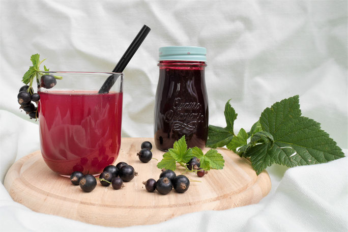 Johannisbeer-Sirup, schmeckt köstlich. Ganz natürlich.