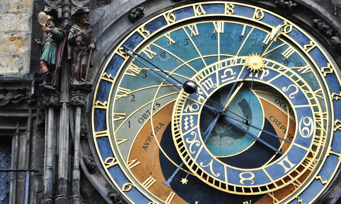 Eine astrologische Uhr mit Tierkreiszeichen - die offiziell als astronomische Uhr bezeichnet wird