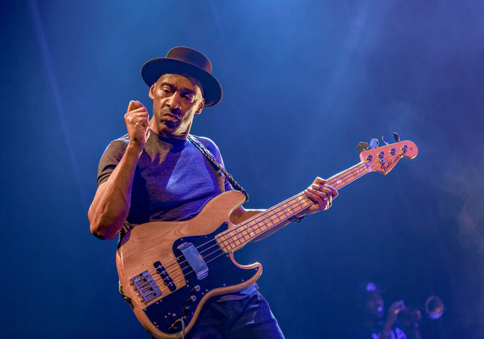 Er spielte bereits mit Miles Davis, Eric Clapton, Roberta Flack, Al Jarreau und Aretha Franklin, um nur ein paar Legenden zu nennen. Ausnahmebassist Marcus Miller gastiert am 30. Oktober beim Züricher "JazzNoJazz-Festival". Foto: Thierry Dubuc
