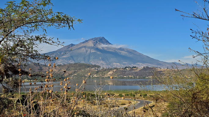 Laguna de Yahuarcocha und Vulkan Cotacachi 4.944 m.