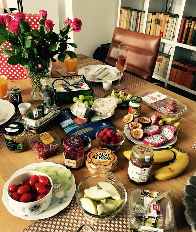 Geschenkidee zum Muttertag: Sektfrühstück ganz gemütlich bei Dir zu Hause – by Kamikatze Design Berlin