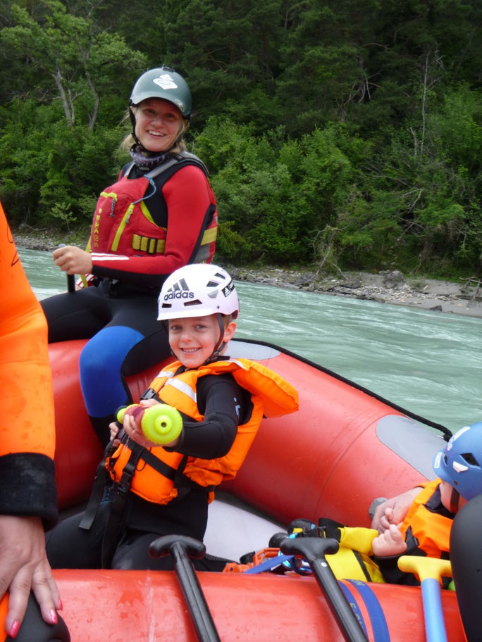 RAFTING: Einfahrt Imster Schlucht, gespannt fahren wir auf die erste Engstelle mit hohen Wellen zu ..