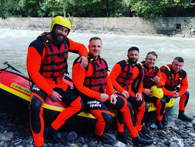 AUSRÜSTEN mit Neoprenanzug, Neo-Jacke, Rafting-Schuhe, Schwimmweste und Helm