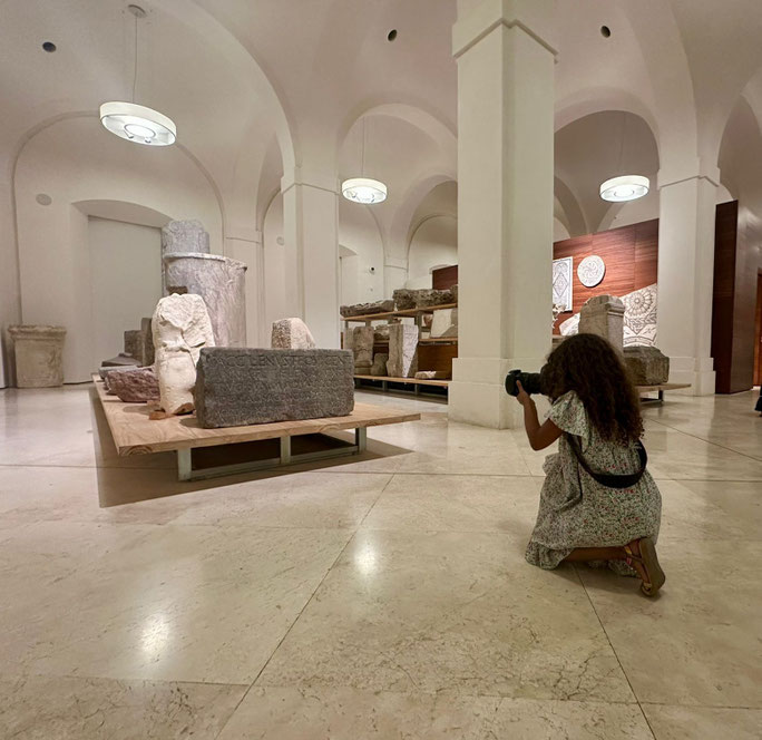 Mädchen fotografiert Statuen im Museum