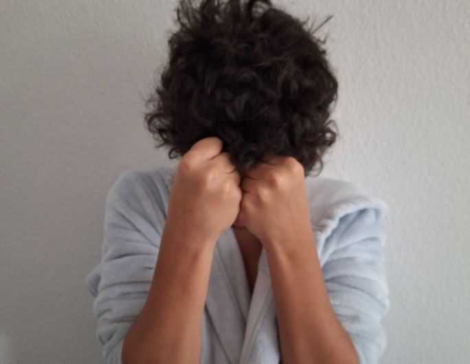 Wütender Junge mit Fäusten vor dem Gesicht