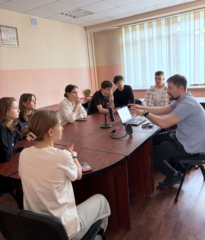 Ukrainische Schülerinnen und Schüler in der Podcast-Aufnahme in Kyjiw. Fotocredit: demokratieverliebt e.V. 