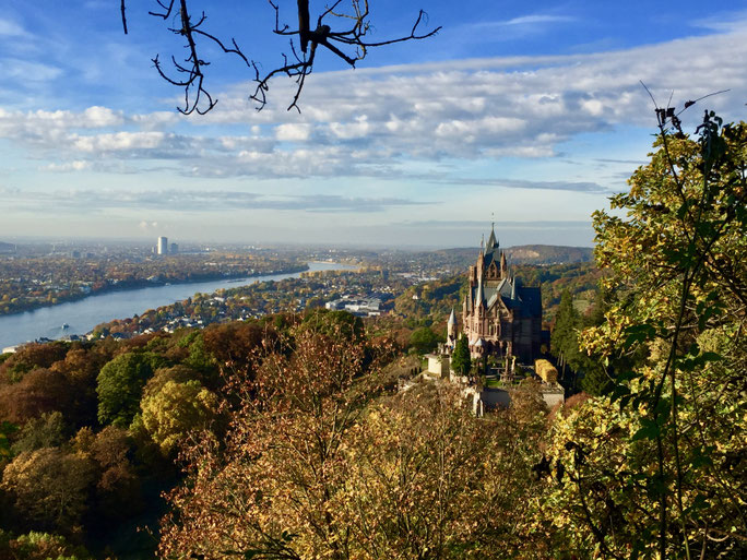 Schloss Drachenburg im Siebengebirge mit Blick auf Bonn und das Rheintal