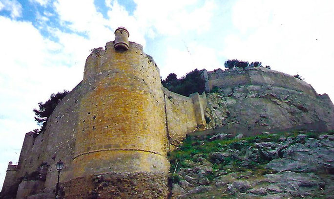 Castillo de Dénia/Marina Alta: El Castillo de Dénia, en el corazón de la ciudad. Ofrece vistas panorámicas brutales y alberga el Museo Arqueológico.