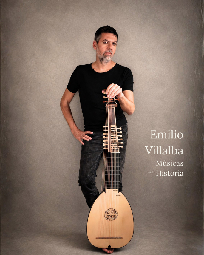 Emilio Villalba, músico especializado en músicas históricas, tocando el archilaúd