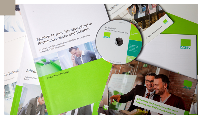 Blick auf verschiedene DATEV Unterlagen für "Unternehmen Online" in der Kanzlei Sibylle Unruh