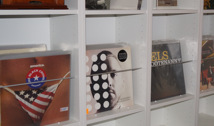 Cover nach vorne! LPs durchblättern - Erweitere dein Ikea Billy zum LP