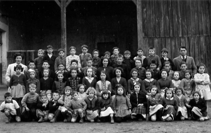 Charras 16 - Charras d'hier et d'aujourd'hui - photo de classe année 1951 (petits et grands)