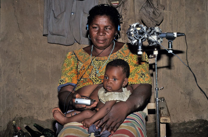 Séance d'enregistrement de berceuses chez les Lobi du Burkina Faso. © Patrick Kersalé 1997-2026.