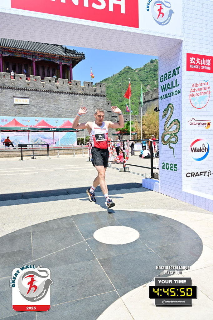 Harry's Zieleinlauf beim Great Wall Marathon 2025