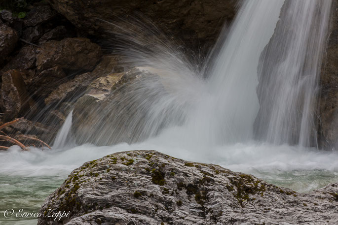 Schizzi di torrente tumultuoso