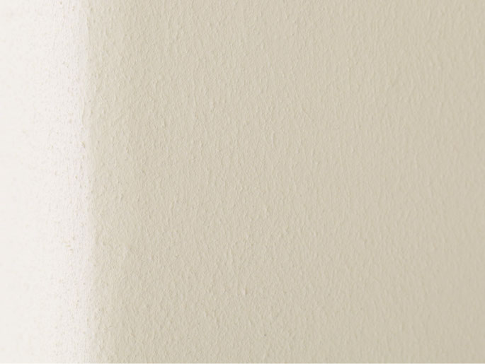 Matte Oberfläche einer mit Lehmfarbe gestrichenen Wand im Detail