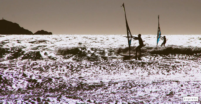 surf qui fait penser a conduire/piloter/accompagner le chemin d'un tutoré