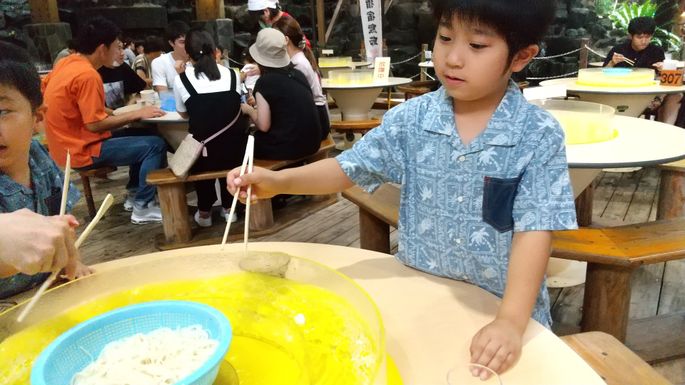 ソーメンを食べる長男の写真