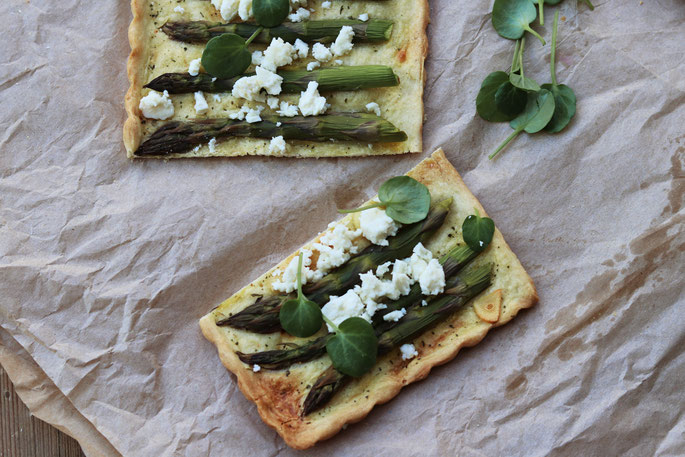 Flammkuchen mit Spargel und Feta