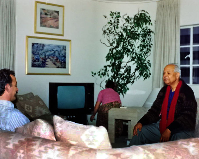 Bhau Kalchuri's 1993 visit to Melbourne ; Tony talking to Bhau, Photo taken by George Fricker