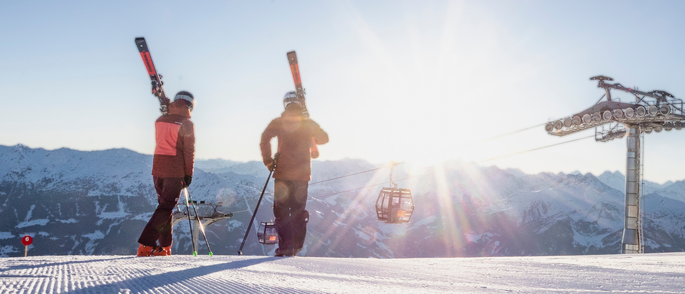 Skifahrer am Berg im Zillertal, Skigebiet in Kaltenbach