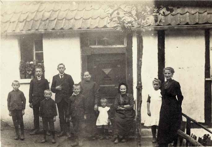 Foto 1918: Der Vater ist im Krieg. Mutter Luise mit den Kindern, die Großmutter Theresia, geb. Rath, rechts Ottilie, die jüngste Schwester des Vaters Franz Joseph Molitor. Das Foto entstand vor ihrer Haustür.
