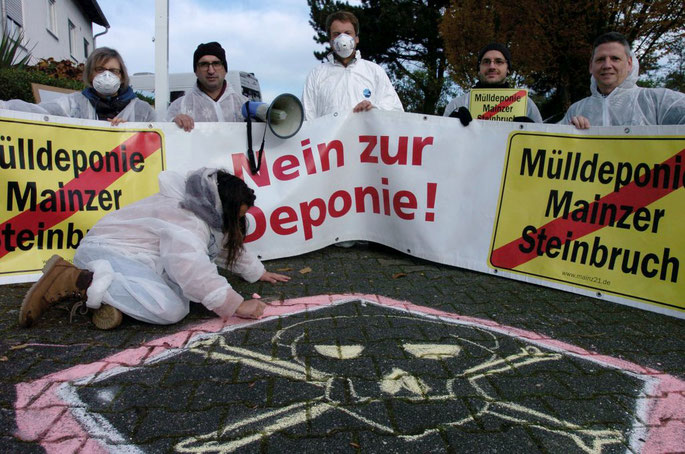 Die BI „Mainz 21. Nein zur Mülldeponie in Mainz“ bei der Kundgebung in Laubenheim. Foto: Gregor Starosczyk-Gerlach