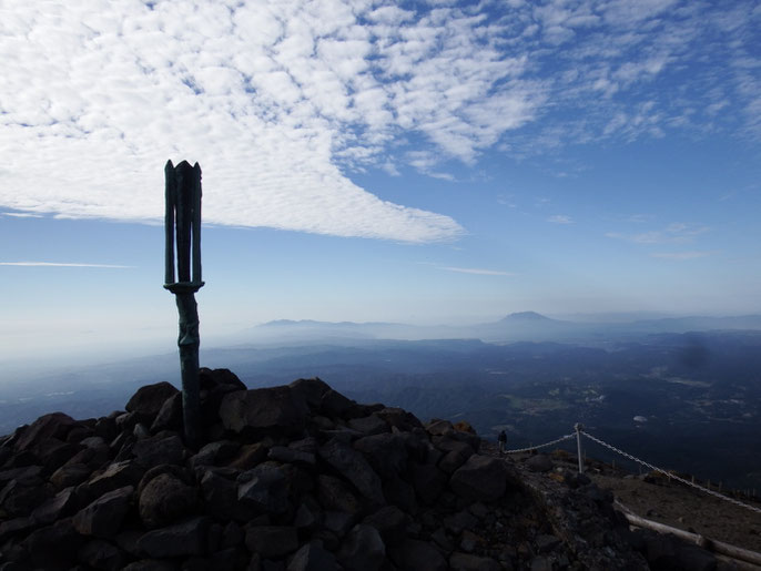 秋の空に「逆鉾」。絶景をめあての登山者も多い。右に桜島、左が高隈山系。