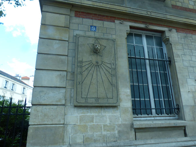 Horloge Solaire posée sur le panneau officiel du Lycée