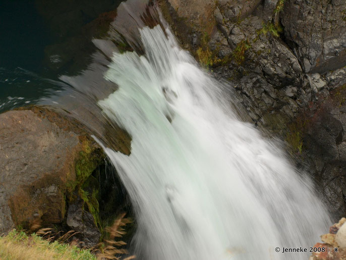 Even stoppen onderweg om van dit watervalletje foto's te maken, noord-west IJsland