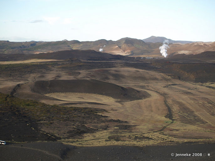 Hier staan we bovenop de Hverfjall krater 312 meter hoog geklommen voor dit uitzicht over andere kraters, linksonder staat onze bus als een speelgoed busje, noorden van IJsland