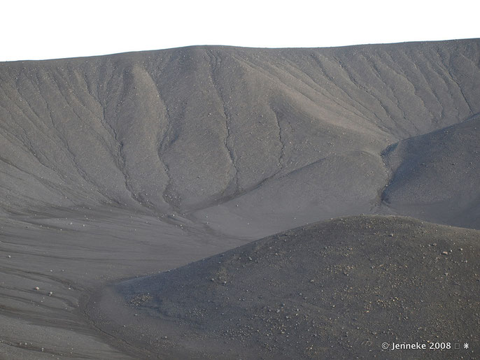 De Hverfjall krater meer dan 1 kilometer in doorsnee en 140 meter diep, we staa hier bovenop de rand van de krater...