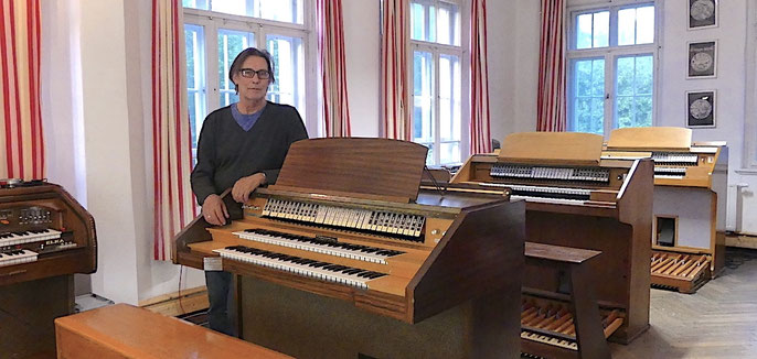 Unser kleines Musée de lʼOrgue mit drei Dereux-Orgeln sowie Elka X705 und 707- Modellen in Annahütte, Deutschland.