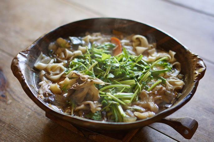 仲本律子　R工房　女性陶芸家　ブログ　秋田　煮込みひもかわうどん　舞茸　せり　土鍋