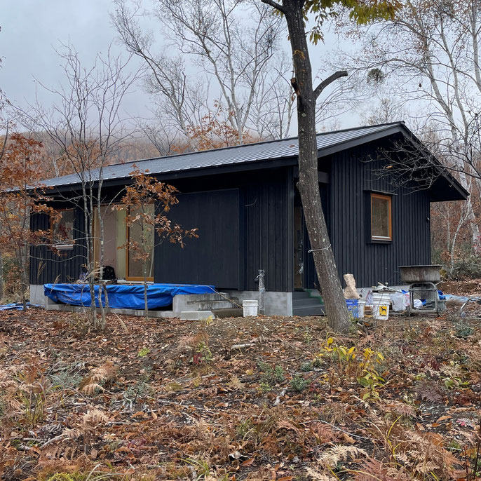 長野県　松本市　長野市　飯綱高原　建築設計事務所　建築家　news設計室　丸山和男　別荘設計　飯綱山荘Ⅱ　設計監理　現場打合せ　左官土間仕上