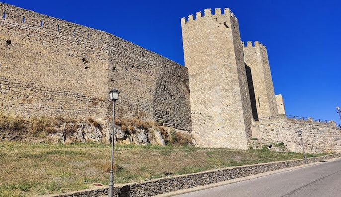 Las Torres de San Miguel en los Puertos de Morella, en Castellón. Son dos torres gemelas, octogonales y unidas por un puente que convierten en algo espectacular.