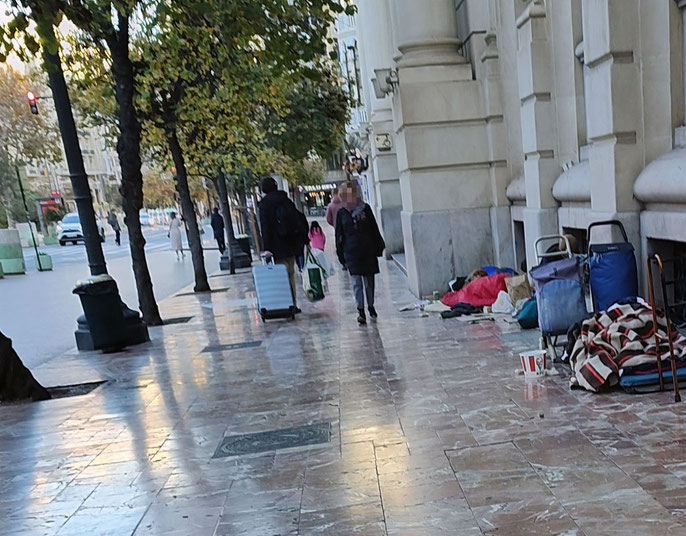 En la plaza del Ayuntamiento de Valencia, es muy habitual ver a las personas sin hogar en campamentos improvisados.