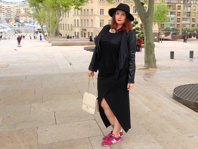 CHICWITHCURVES BLOG MODE MARSEILLE GRANDE TAILLE LOOK TOTAL BLACK NOIR JUPE FENDUE FLUIDE H&M BASKETS SNEAKERS NEW BALANCE SAC CHANEL CHAPEAU PRIMARK VESTE PERFECTO CUIR ZARA