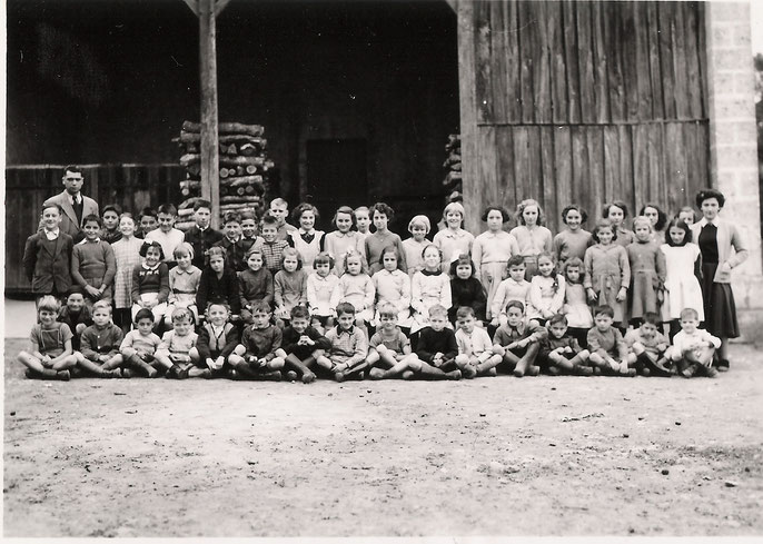 Charras 16 - Charras d'hier et d'aujourd'hui - photo de classe année 1953 (petits et grands)